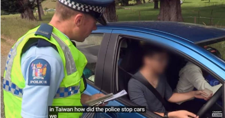 台灣駕駛在紐西蘭自駕被警察攔下。（圖／翻攝自臉書／Caught In Action TV）