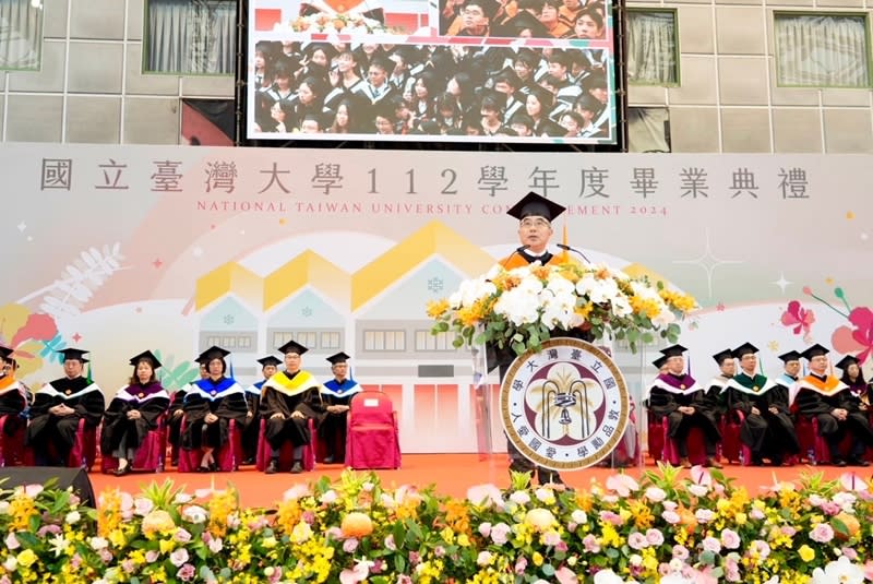 台灣大學25日舉行112學年度畢業典禮，校長陳文章（前）致詞表示，在資訊傳遞快速的時代，網路社群缺乏節制的評論及聲量的高低變動常會帶來焦慮不安，他勉勵畢業生應培養挫折忍耐力以應對未來挑戰。（圖／台大提供）