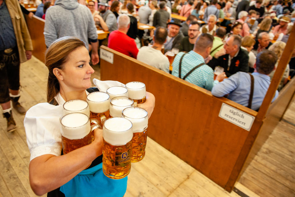 1.300 Angestellte versorgen die Wiesn-Besucher mit Bier und anderen Schlemmereien (Bild: Getty Images)