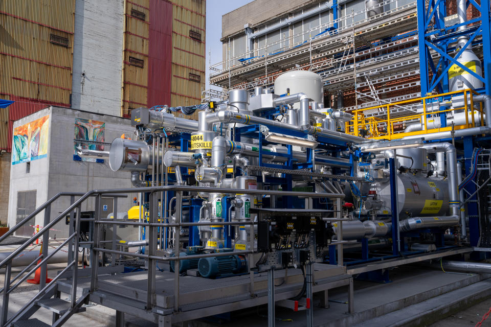 Outdoors at the hydrogen treatment unit where water and traces of oxygen is removed, subsequently the hydrogen is cooled down to 15 degrees and sent to the ammonia plant.