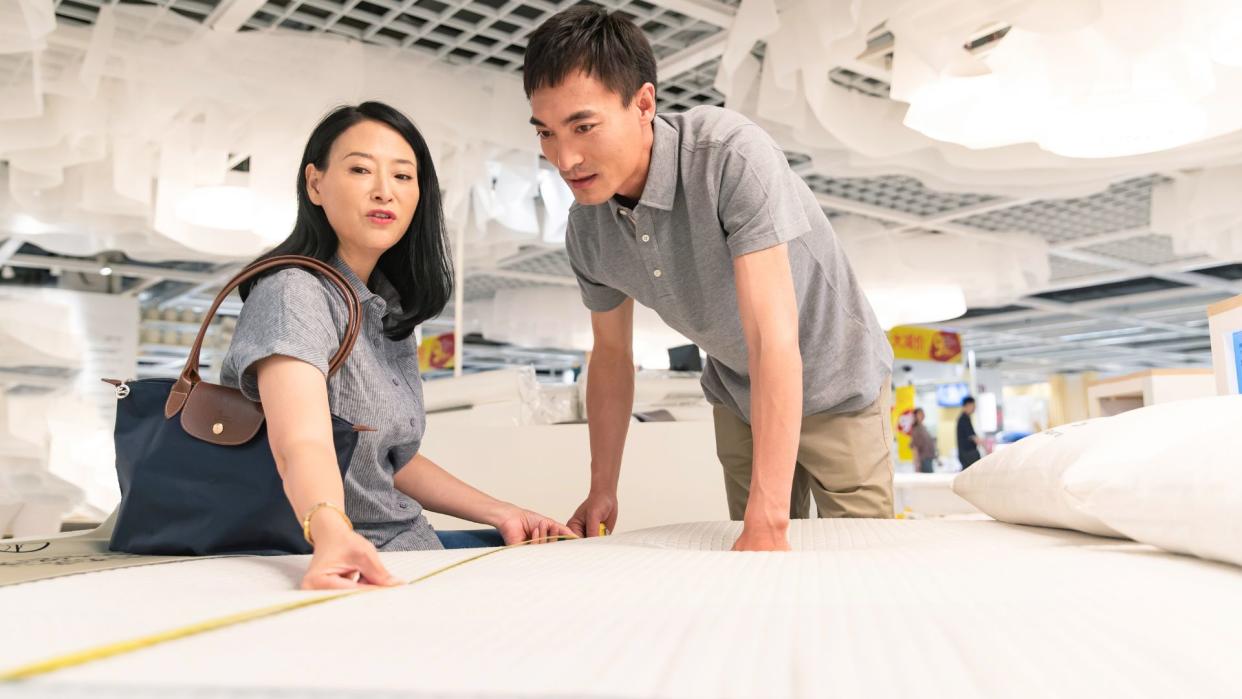  A couple go shopping for an inexpensive mattress. 