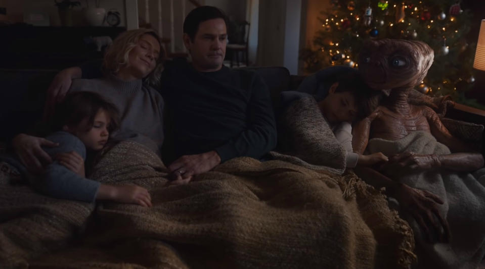 Elliott (Henry Thomas) y E.T, el extraterrestre se reencuentran en un anuncio navideño de Xfinity. 