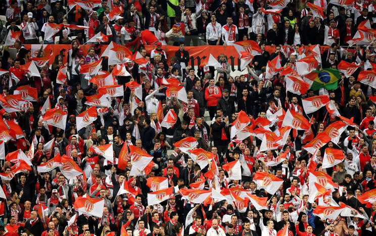 <p>Les supporteurs de l’AS Monaco sont venus en nombre. Et un petit drapeau brésilien s’y est caché. (crédit AFP)</p>