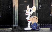 <p>Danger Mouse, eine beim Secret Service angestellte James-Bond-Maus mit Augenklappe, kämpfte über zehn Staffeln mit 89 Folgen gegen das Böse. Sein ständiger Begleiter war der nörgelnde kleine Hamster Lübke, sein ärgster Rivale hieß in der deutschen Fassung Baron Ekel von Etzmolch. (Bild: More Music)</p> 