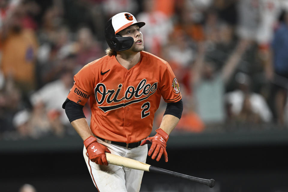 Gunnar Henderson, de los Orioles de Baltimore, observa la pelota al conectar un jonrón en el juego del sábado 15 de julio de 2023, ante los Marlins de Miami (AP Foto/Gail Burton)