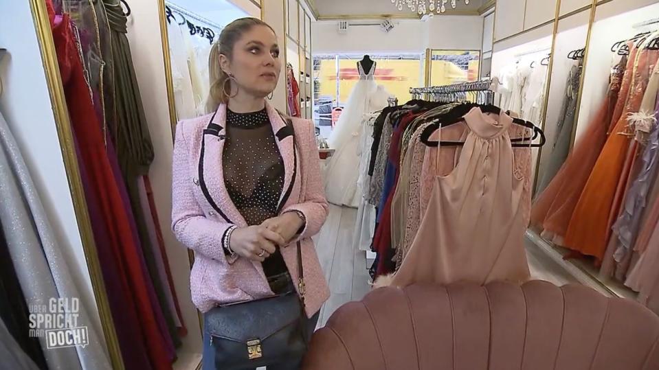 Sie hat viel, aber nichts zu verschenken: Beim Kleiderkauf ist auch Yvonne Woelke für einen Rabatt dankbar. (Bild: SAT.1)