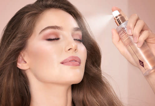 Das Airbrush Flawless Setting Spray bereitet die Haut auf das Make-up vor und sorgt dafür, dass dieses bis zu 16 Stunden hält – für einen perfekten Make-up-Look den ganzen Tag über. (Bild: Charlotte Tilbury)