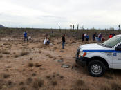 <p>BAJA CALIFORNIA SUR (MÉXICO), 14/02/2018.- Socorristas atienden a los ocupantes de uno de los vehículos que formaba parte de la caravana de la aspirante presidencial indígena Marichuy hoy, miércoles 14 de febrero de 2018, tras un accidente en el tramo carretero entre San Ignacio y Vizcaíno, en el estado de Baja California Sur (México). La aspirante presidencial indígena María de Jesús Patricio, conocida como Marichuy, resultó herida y otra persona falleció hoy al sufrir un accidente la camioneta en que viajaban en el estado mexicano de Baja California Sur, informó el Congreso Nacional Indígena (CNI). El reporte indica que a bordo de la camioneta viajaban 11 miembros del Concejo Indígena de Gobierno (CIG), constituido en mayo de 2017 por el CNI para participar en el proceso electoral de 2018. EFE/ Manuel Pérez </p>