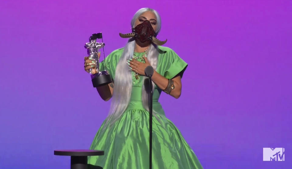 En esta imagen tomada de video el domingo 30 de agosto de 2020 y proporcionada por MTV, Lady Gaga recibe el premio a la canción del año por "Rain on Me" durante la ceremonia de los Premios MTV a los Videos Musicales. (MTV vía AP)