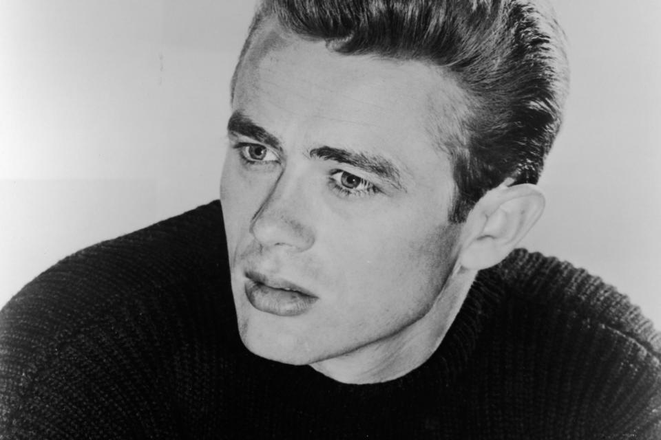 ... als das echte Leinwand-Idol mit Lederjacke und Kippe. Nach einem Leben auf der Überholspur kam James Dean 1955 bei einem Autounfall ums Leben. (Bild: Getty Images / Hulton Archive)