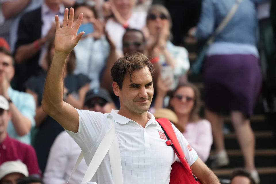 El suizo Roger Federer, abandona la Cancha Central luego de derrotar al francés Richard Gasquet en la segunda ronda de Wimbledon, el jueves 1 de julio de 2021 (AP Foto/Alberto Pezzali)