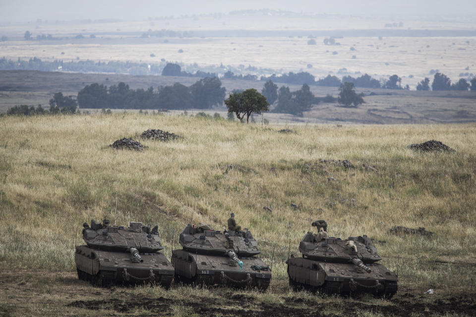 Israel, Golanhöhen: Israelische Merkava Kampfpanzer sind nahe der syrischen Grenze positioniert. (Bild: Ilia Yefimovich/dpa)