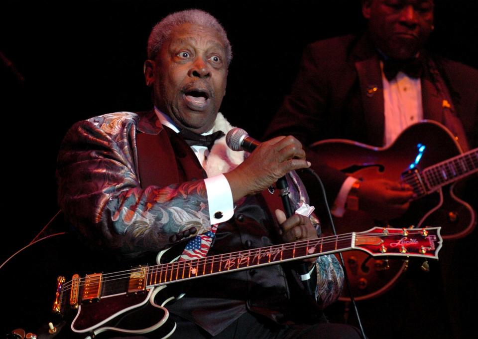 B.B. King sings during his performance at the Crown Theatre, a Friday night, Dec. 17, 2004. The venue is slated to close for good on Oct. 31, 2025.