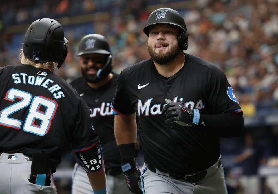 El bateador designado de los Marlins de Miami Jake Burger celebra con el jardinero izquierdo Kyle Stowers tras batear un jonrón en el tercer inning del partido ante los Rays, celebrado el 31 de julio de 2024 en el Tropicana Field, en St Petersburgh, Tampa.