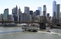 <p>Ein Stück der alten Kosciuszko Bridge wird mit einem Lastkahn am East River in Richtung Brooklyn Bridge transportiert. Die neue Brücke, die Brooklyn und Queens miteinander verbindet, wird seit April befahren, ein weiterer Abschnitt ist für 2020 geplant. (Bild: AP Photo/Mary Altaffer) </p>