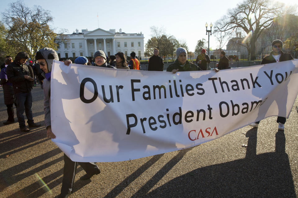 Familias inmigrantes agradecen al presidente Obama los nuevos planes de protección contra la deportación. (AP)