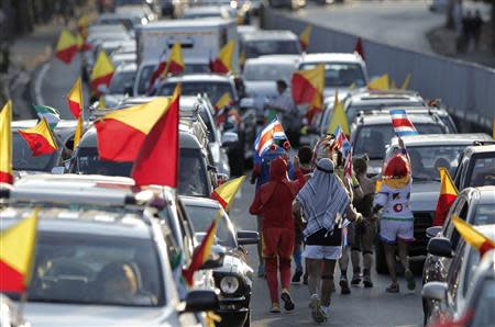 Supporters hold up party flags of Luis Guillermo Solis, presidential candidate of the Citizens' Action Party (PAC), as they march past vehicles on a road, during the presidential election run-off in San Jose April 6, 2014. REUTERS/Juan Carlos Ulate