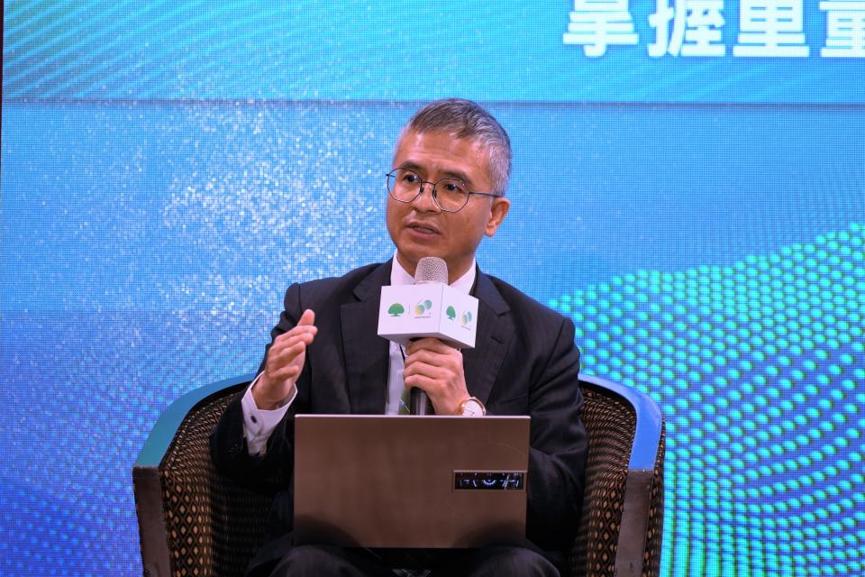郭水義說明中華電信採用科技減碳、使用再生能源兩大策略達到淨零目標。（圖／取材自Yahoo奇摩新聞）