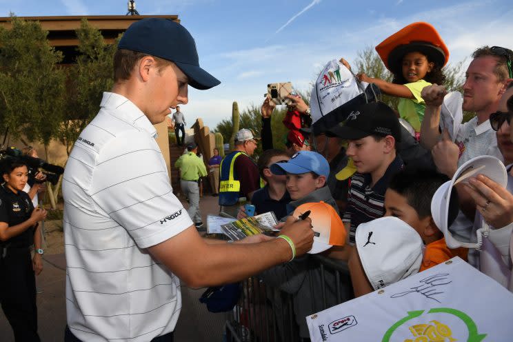 Jordan Spieth is a fan-friendly pro. (Getty Images)