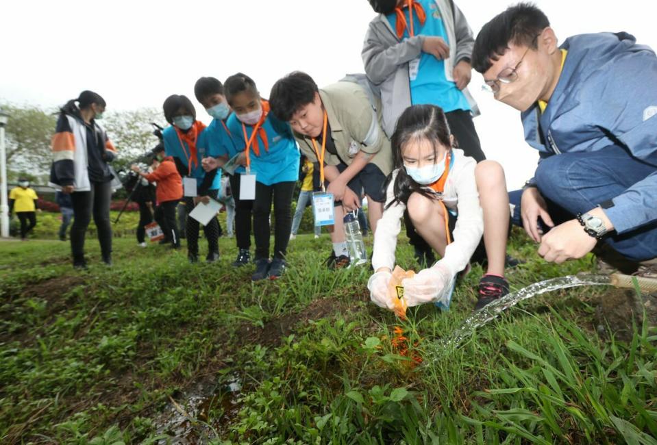 「水污追追追」關卡讓小局長們了解如何進行污染源追蹤查核。   圖：新北市環保局提供