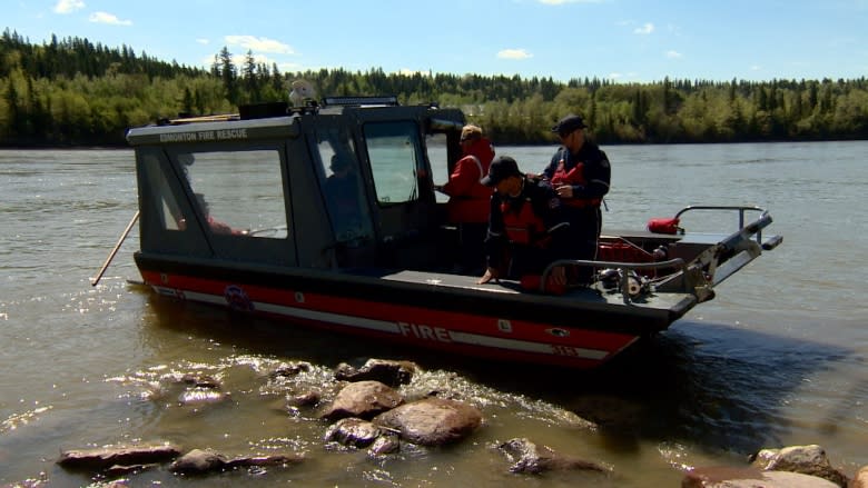 Edmonton fire, Canadian Red Cross remind boaters to wear life-jackets