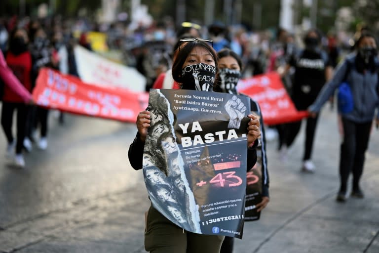 Una estudiante de una escuela rural marcha en el noveno aniversario de la desaparición de los 43 alumnos de Ayotzinapa, el 26 de septiembre de 2023 en Ciudad de México (Alfredo Estrella)