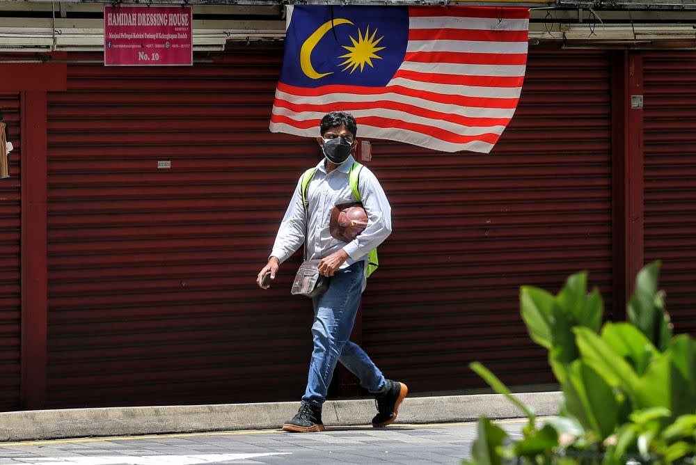 A foreign worker wearing a face mask is pictured in Kuala Lumpur September 7,2021. — Picture by Ahmad Zamzahuri