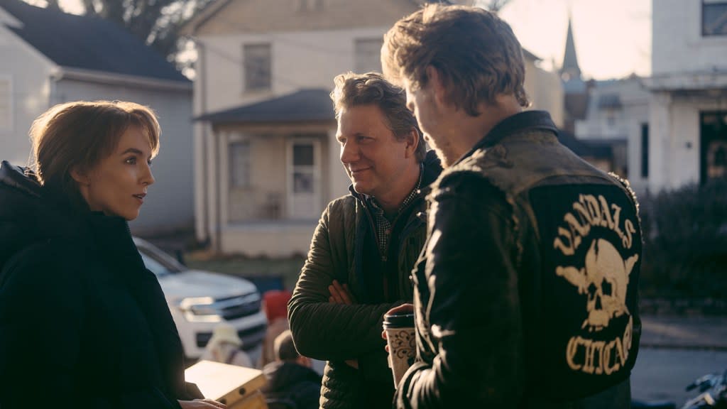 (L-R): Jodie Comer as Kathy, Director Jeff Nichols, and Austin Butler as Benny on the set of 20th Century Studios' THE BIKERIDERS