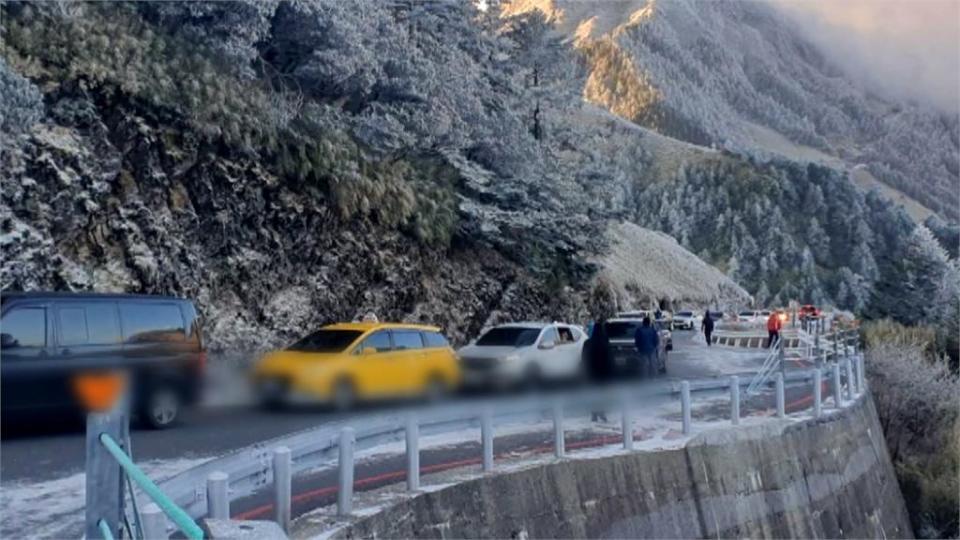 沒綁雪鏈就上山追雪！　多車撞山連警車也被撞