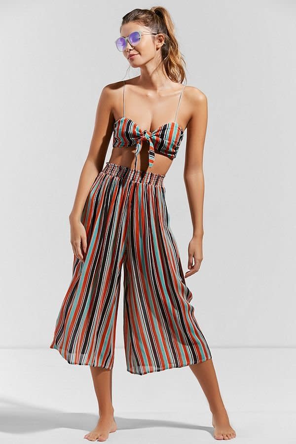 Get the matching set <a href="https://www.urbanoutfitters.com/shop/out-from-under-alvarado-culotte-pant?category=two-piece-dress-sets&amp;color=095" target="_blank">here</a>.