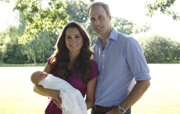 La famille royale a publié la première photo officielle de leur nouvelle famille, prise par le père de Kate, Michael Middleton. 