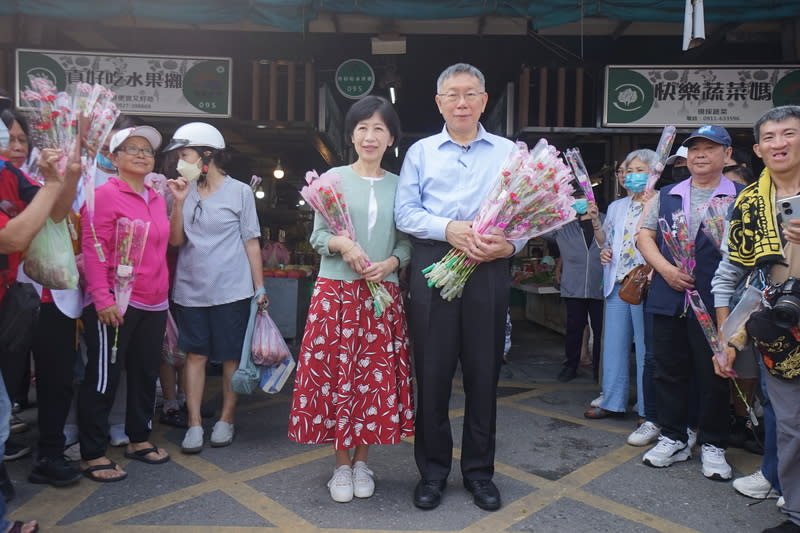 柯文哲至花蓮重慶市場發放康乃馨（1） 台灣民眾黨主席柯文哲（中右）與妻子陳珮琪（中 左）4日到花蓮關心震後重建狀況，並前往重慶市場 發送康乃馨撫慰災民。 中央社記者張祈攝  113年5月4日 