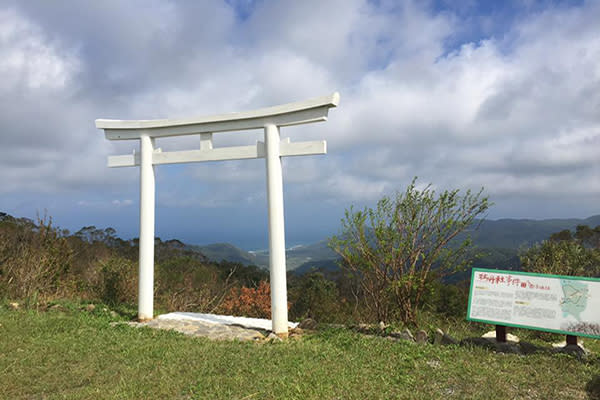 屏東純白鳥居可眺望山海美景 (圖／高士小神社)