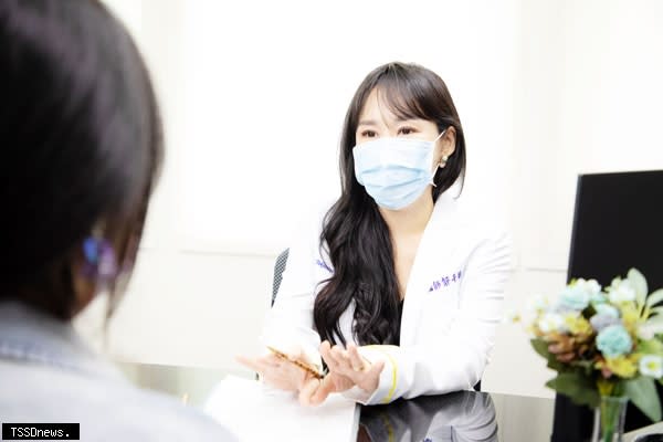 郭千華醫師看診接受諮詢。
