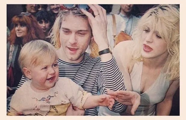 Kurt Cobain y Kourtney Love con su hija Frances cuando era pequeña