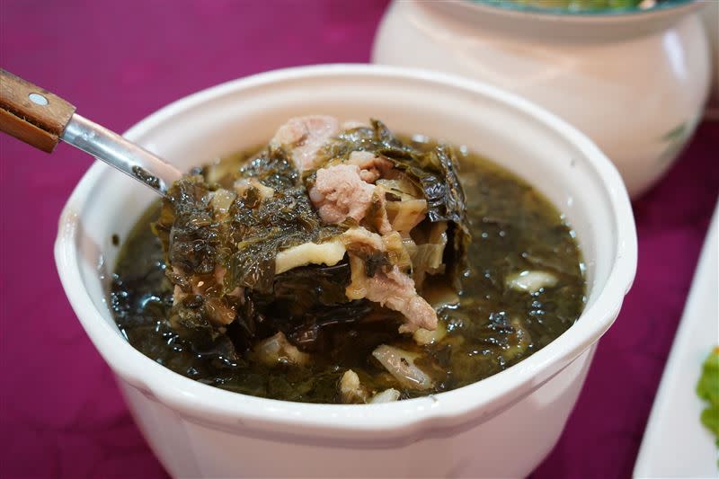 最具客家味的年菜，新竹縣長楊文科表示一定要有長年菜跟福菜肉片湯。(圖／新竹縣府提供)