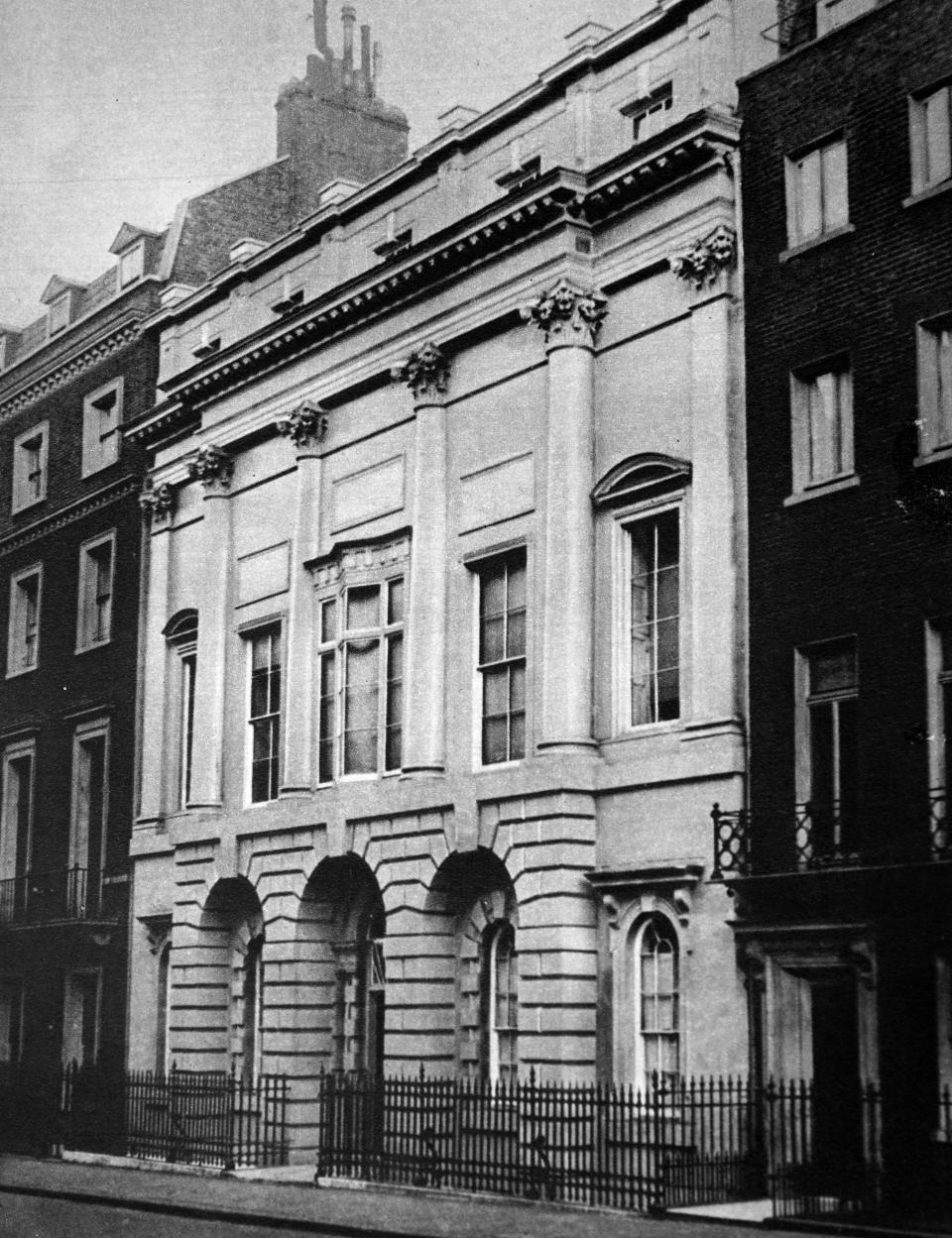 Home of Earl and Countess of Strathmore. at 17 Bruton Street. where Princess Elizabeth (later Queen Elizabeth II). was born. (Photo by: Universal History Archive/Universal Images Group via Getty Images)