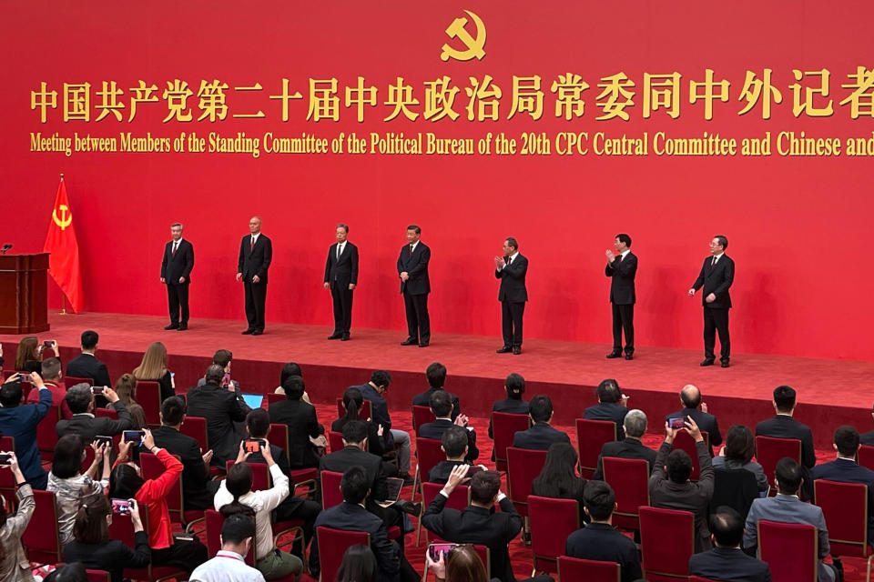 Los nuevos miembros del Comité Permanente del Politburó, de izquierda a derecha, Li Xi; Cai Qi; Zhao Leji; el presidente, Xi Jinping; Li Qiang; Wang Huning y Ding Xuexiang comparecen en el Gran Salón del Pueblo en beijing, el domingo 23 de octubre de 2022. (AP Foto/Andy Wong)