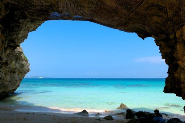 宮古島著名的天然石洞也是遊客來這的熱門拍照景點 (圖片來源／pixta)