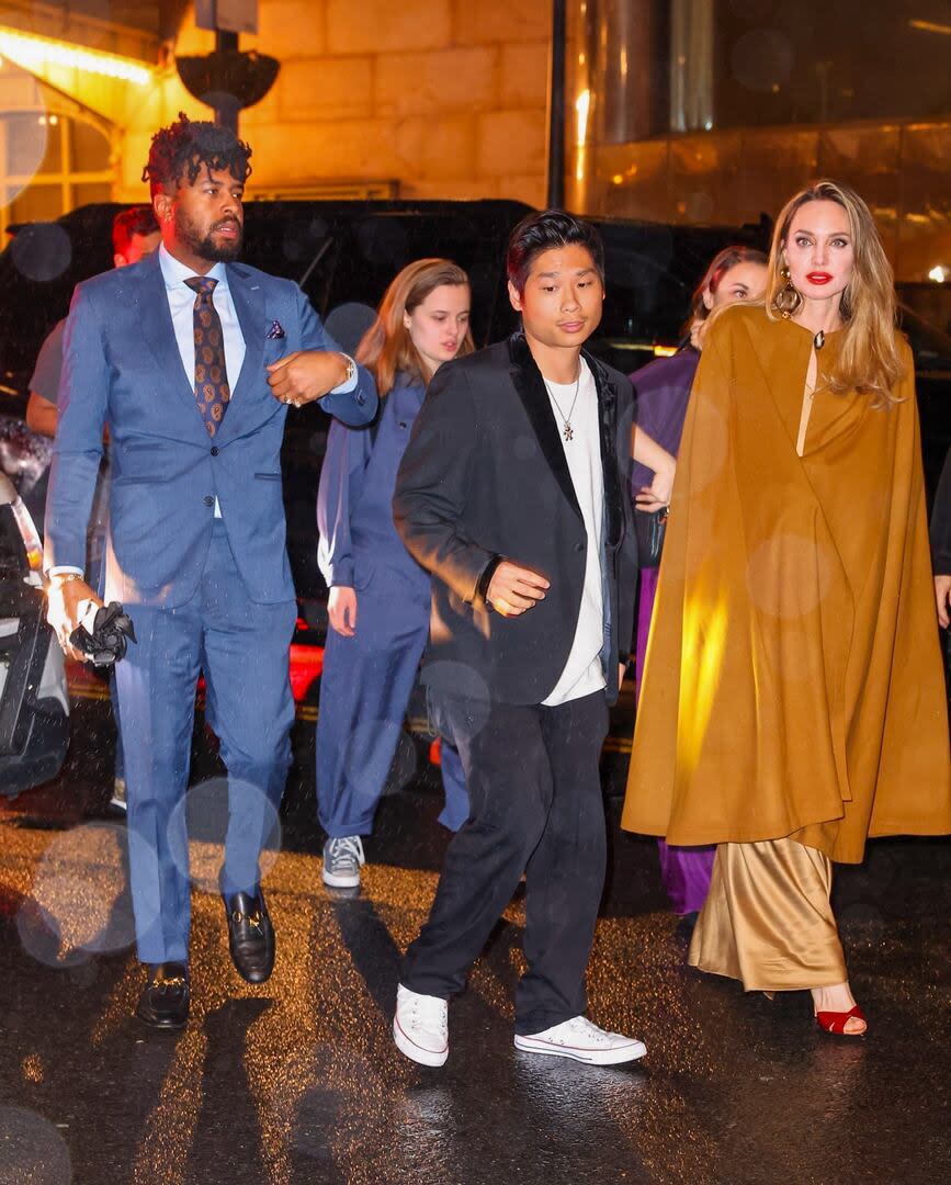 En esta reciente aparición, Vivienne y Angelina caminaron por la alfombra del Teatro Bernard B. Jacobs, en Nueva York. Luego posaron ante las cámaras junto a Justin Levine, uno de los grandes responsables detrás del libreto, la música y las letras de la obra que se estrenó esa noche. En la previa del espectáculo, Angelina Jolie le dijo a People que su hija trabajó en el proyecto como asistente voluntaria. Después de asistir al musical, Angelina Jolie y su familia se dirigieron a Cipriani