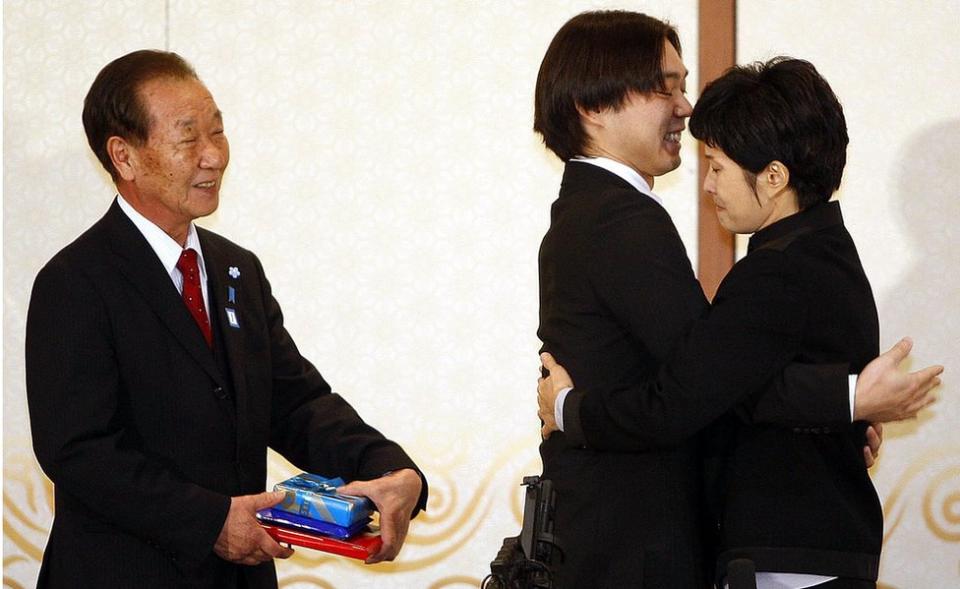 Shigeo Iizuka, Koichiro Iizuka y Kim Hyun-hui en 2009