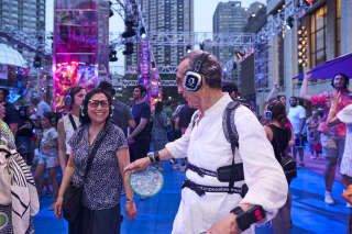 Test du dispositif haptique de Music : Not Impossible au Lincoln Center (New York), le 1er juillet 2023. 
La plus grande surprise pour Amanda Landers, lorsqu’elle a testé la tenue, a été l’intensité des sensations qu’elle a ressenties à travers les vibrations. Lorsque les notes étaient basses, les vibrations se faisaient plus douces et plus profondes, raconte-t-elle au “New York Times”. . PHOTO MOHAMED SADEK/THE NEW YORK TIMES