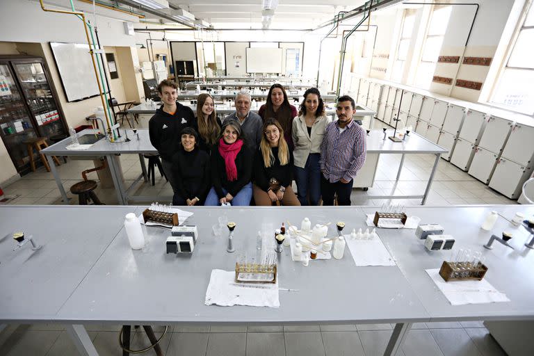 (Izquierda a derecha, comenzando por arriba): Octavio Diana, Florencia Sarno, Pablo Evelson, Sofía Reynoso, Lourdes Cáceres, Timoteo Marchini, Mariana Garcés, Natalia Magnani y Agustina Freire, el equipo de la Facultad de Farmacia y Bioquímica de la UBA