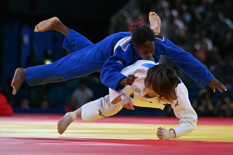 Miku Takaichi de Japón y Clarisse Agbegnenou (Azul) de Francia compiten por la medalla de oro en equipos mixtos de judo entre Japón y Francia 