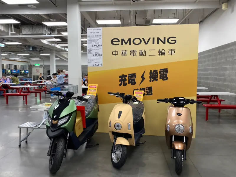 ▲中華eMoving白牌電動機車EZ-R ABS（左）好市多價比市價下殺1.1萬多元，扣除補助後最低6萬7099元入手。（圖／記者徐銘穗攝）