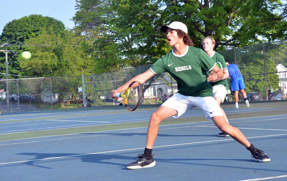 Tyler Sokol de South Hagerstown golpea una volea de revés frente a su compañero de equipo Luke Demers durante el partido de campeonato de dobles masculino contra Ben Rankin y Dillon Albowicz de Clear Spring el jueves.