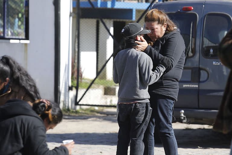 Dolor entre los familiares y allegados de las víctimas del choque de una lancha contra un bote en el río Luján