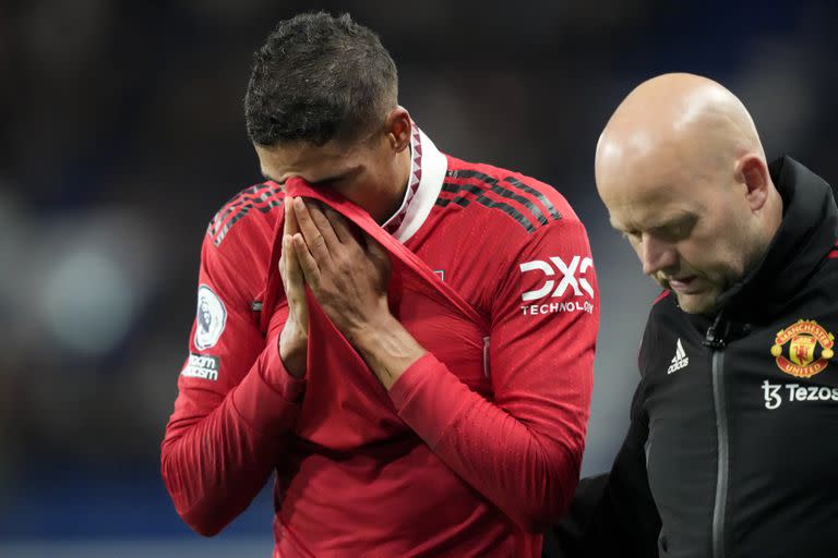 Raphael Varane se retiró con lágrimas en sus ojos tras lesionarse jugando en Manchester United