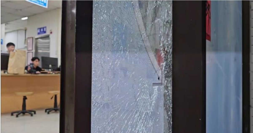 桃園分局景福派出所遭楊嫌持槍掃射，現場尋獲8個彈孔、玻璃大門碎裂。（圖／報系資料照）