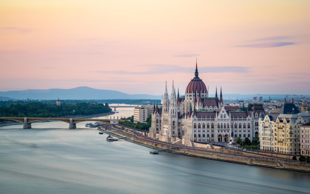 The Hungarian Parliament Building, on the Banks of the Danube river, at dawn - SASIPA MUENNUCH/GETTY